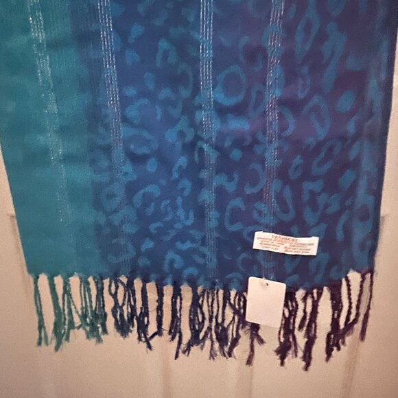 Pashmire, large lightweight scarf or wrap, gradient blues, NWT - Picture 2 of 2